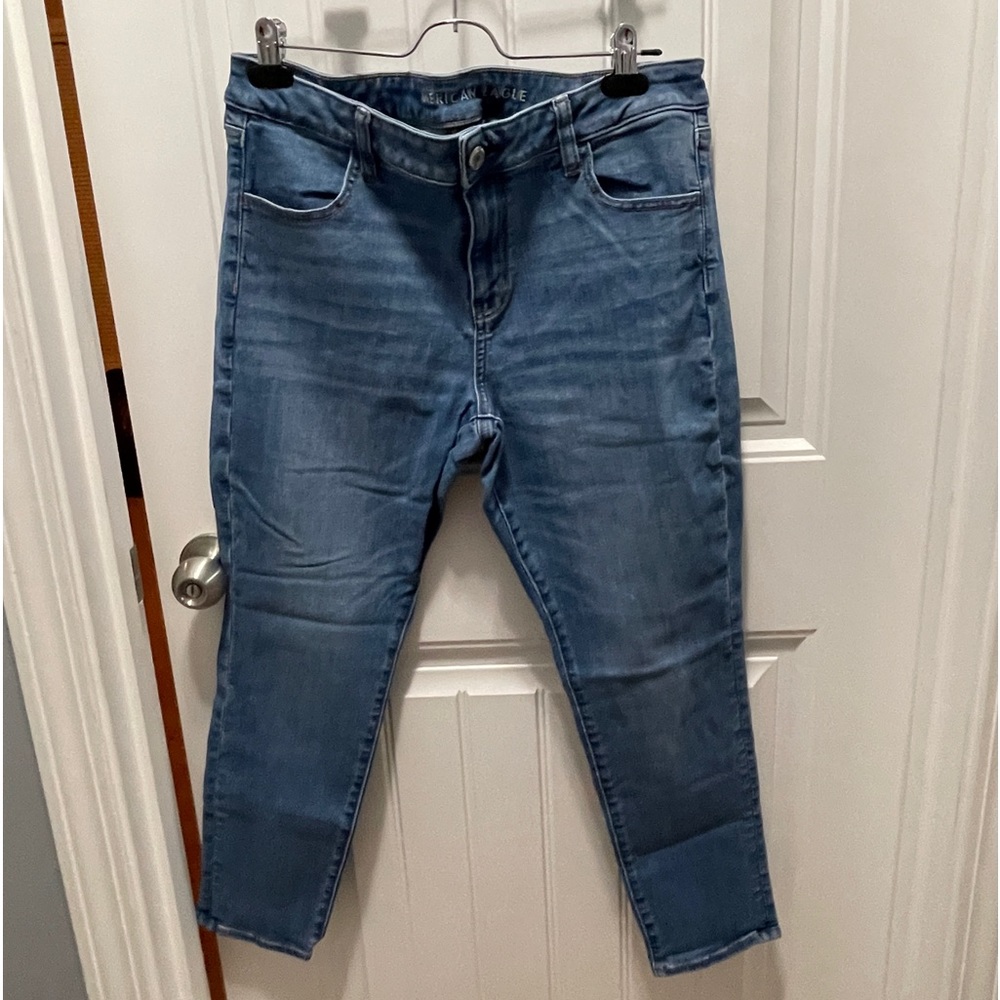 Everyone loves a good pair of AE next level stretch jeans! Size 16S